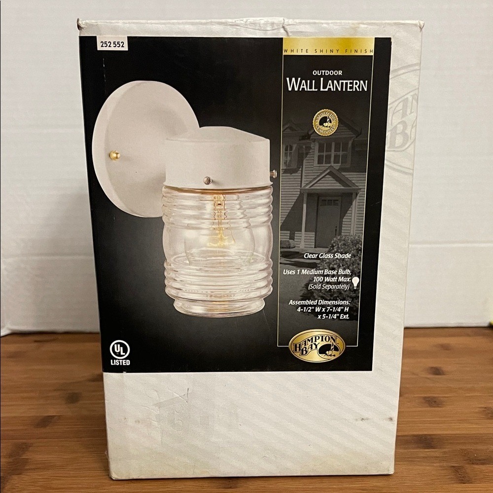 Hampton Bay Outdoor Wall Lantern White Shiny Finish Clear Glass 252‎ 552 NEW